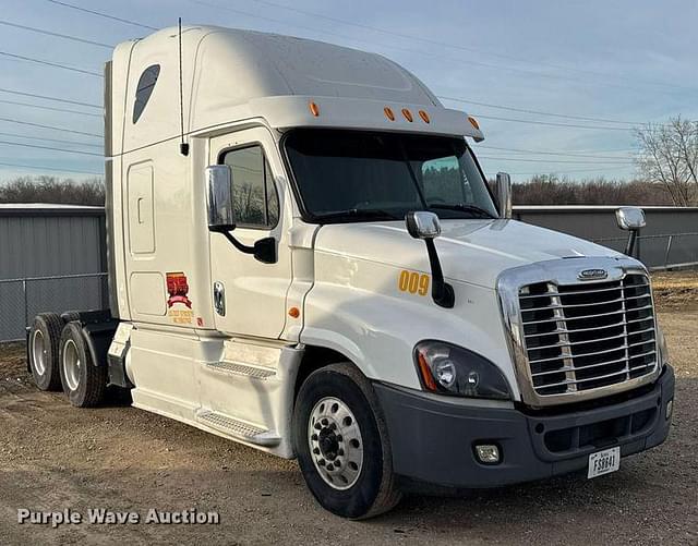 Image of Freightliner Cascadia 125 equipment image 2