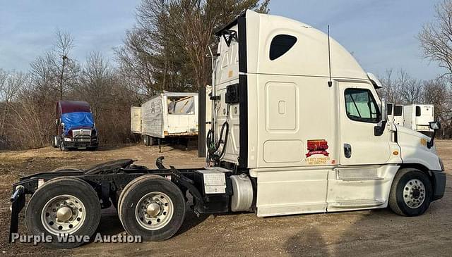 Image of Freightliner Cascadia 125 equipment image 3