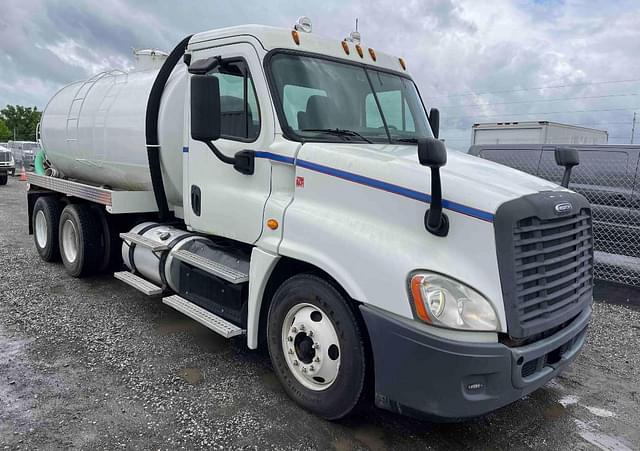 Image of Freightliner Cascadia 125 equipment image 3
