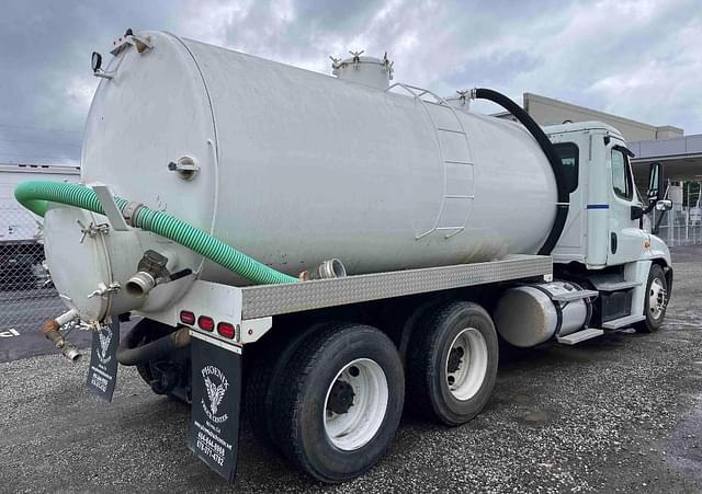 Image of Freightliner Cascadia 125 equipment image 2