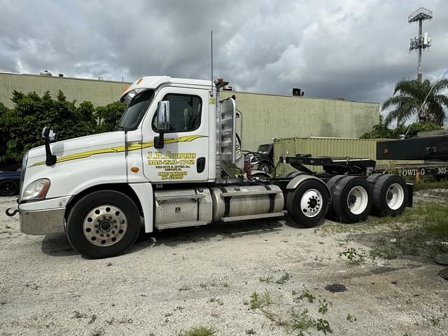 Image of Freightliner Cascadia 125 equipment image 3