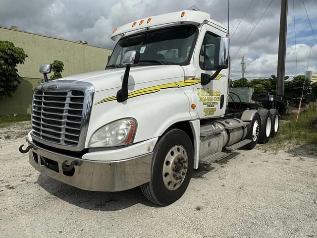 Image of Freightliner Cascadia 125 equipment image 2