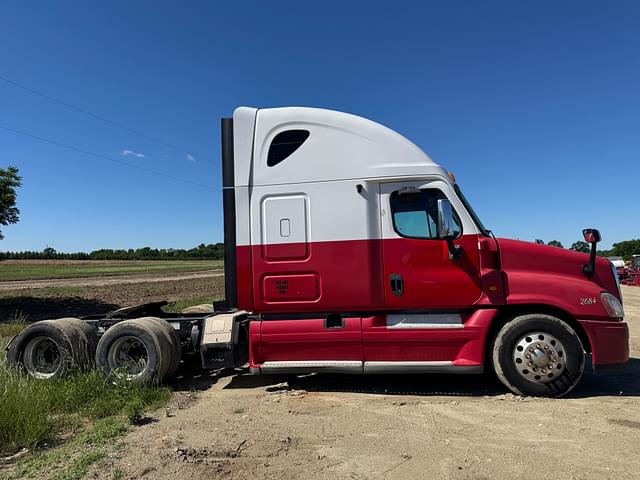 Image of Freightliner Cascadia 125 equipment image 3