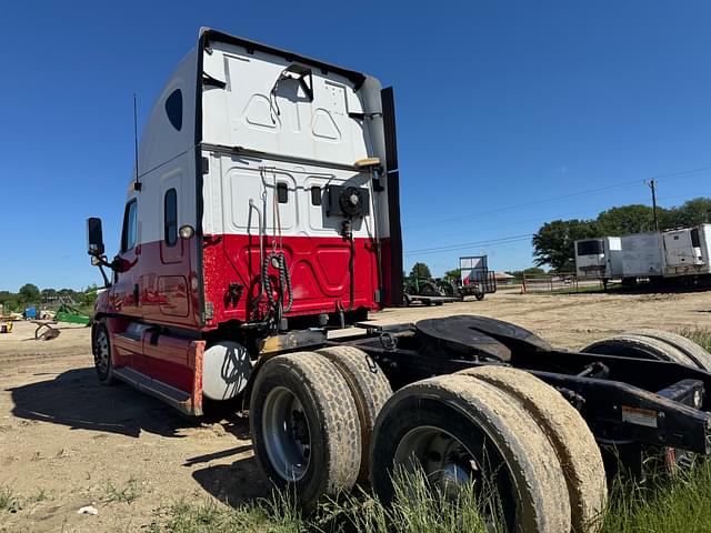 Image of Freightliner Cascadia 125 equipment image 4