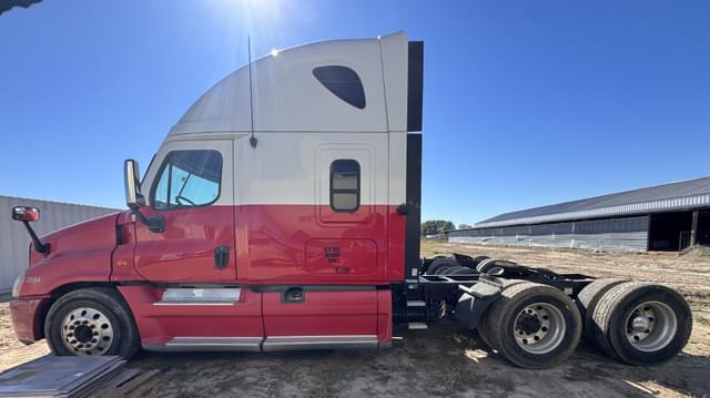 Image of Freightliner Cascadia 125 equipment image 2
