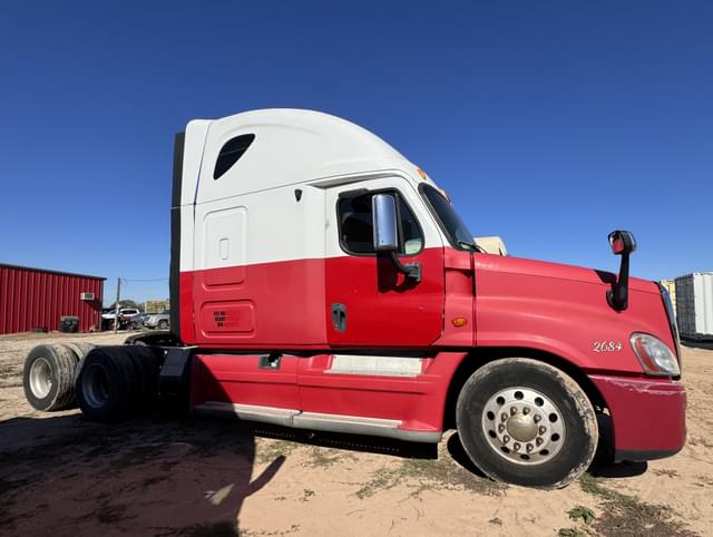 Image of Freightliner Cascadia 125 equipment image 4