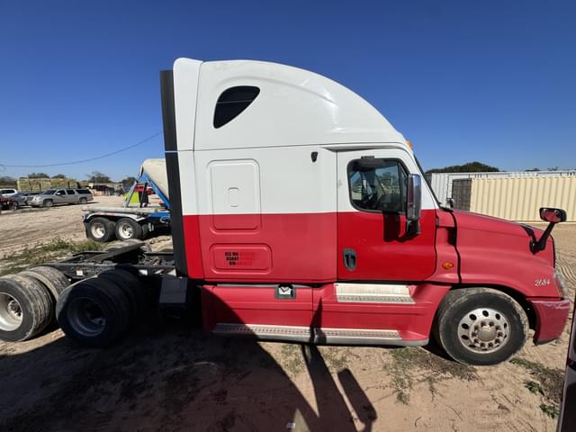 Image of Freightliner Cascadia 125 equipment image 3