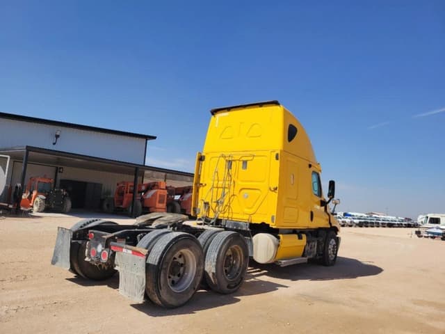 Image of Freightliner Cascadia 125 equipment image 4