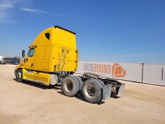 Image of Freightliner Cascadia 125 equipment image 2