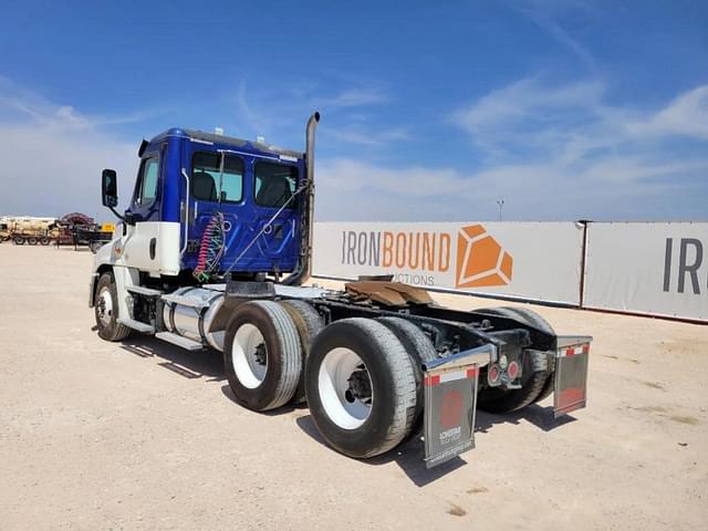 Image of Freightliner Cascadia 125 equipment image 2