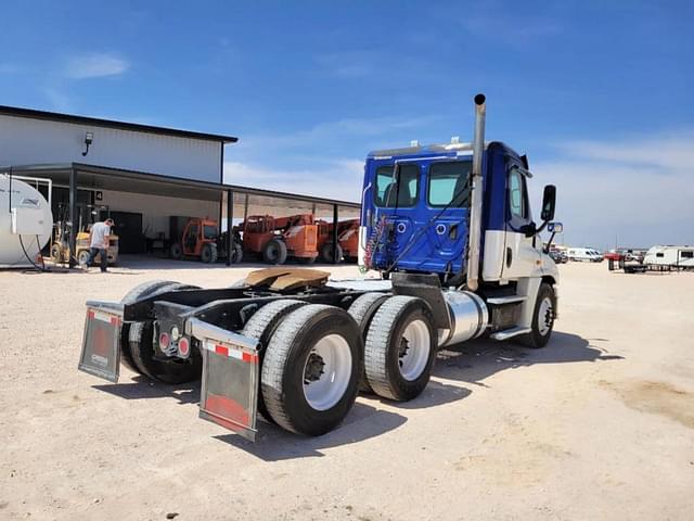 Image of Freightliner Cascadia 125 equipment image 4