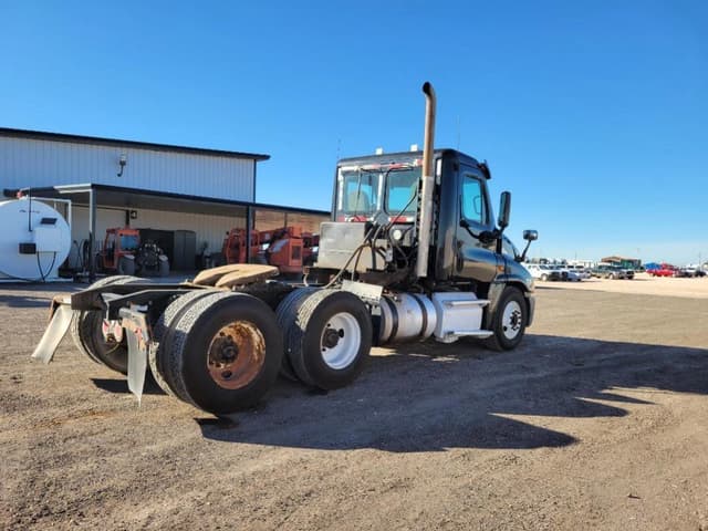 Image of Freightliner Cascadia 125 equipment image 3