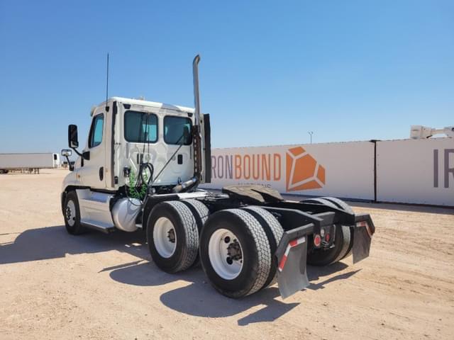 Image of Freightliner Cascadia 125 equipment image 2