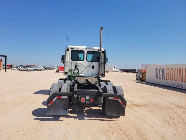 Image of Freightliner Cascadia 125 equipment image 3