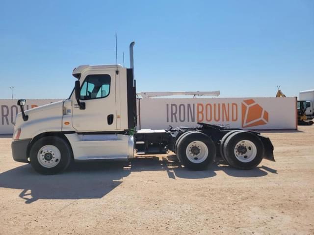 Image of Freightliner Cascadia 125 equipment image 1