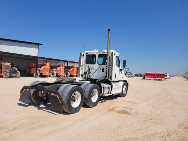 Image of Freightliner Cascadia 125 equipment image 4