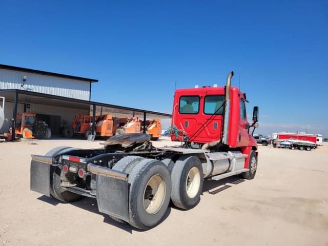Image of Freightliner Cascadia 125 equipment image 4