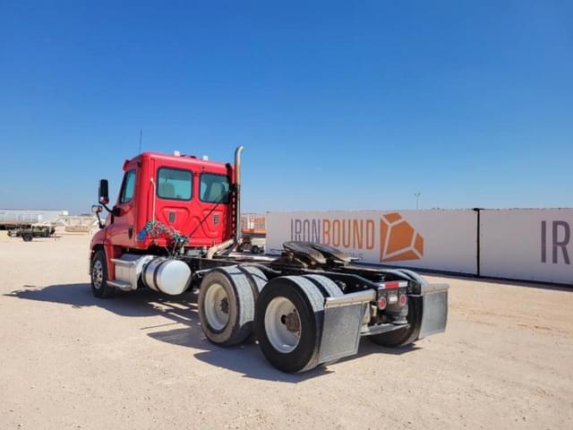 Image of Freightliner Cascadia 125 equipment image 2