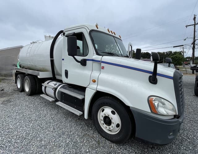 Image of Freightliner Cascadia 125 equipment image 4