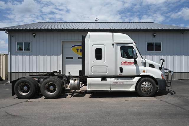 Image of Freightliner Cascadia 132  equipment image 1