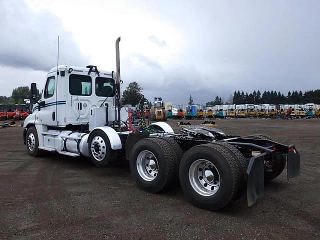 Image of Freightliner Cascadia equipment image 4