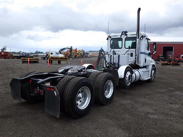 Image of Freightliner Cascadia equipment image 3