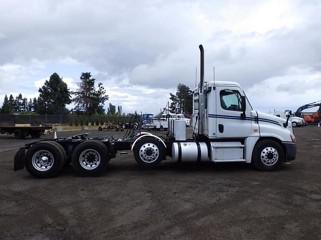 Image of Freightliner Cascadia equipment image 2