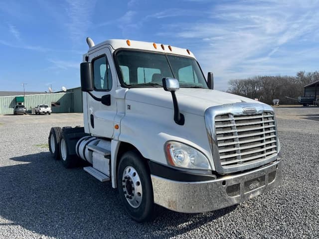 Image of Freightliner Cascadia equipment image 2