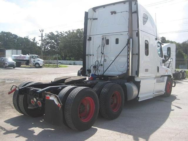Image of Freightliner Cascadia equipment image 2