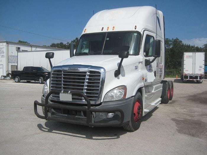 2013 Freightliner Cascadia Equipment Image0