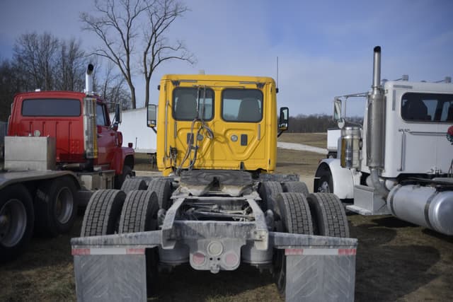 Image of Freightliner Cascadia equipment image 3