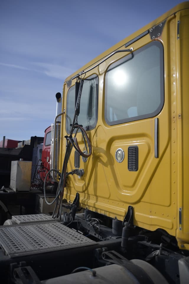 Image of Freightliner Cascadia equipment image 2