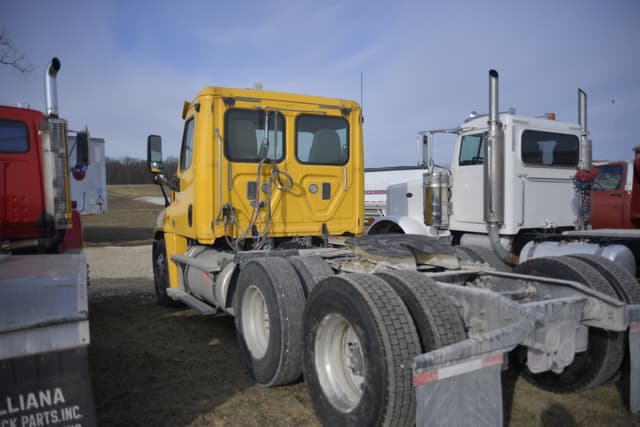 Image of Freightliner Cascadia equipment image 4