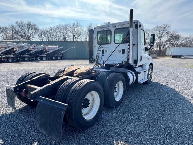 Image of Freightliner Cascadia equipment image 4