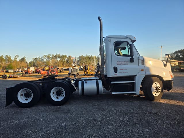 Image of Freightliner Cascadia equipment image 3