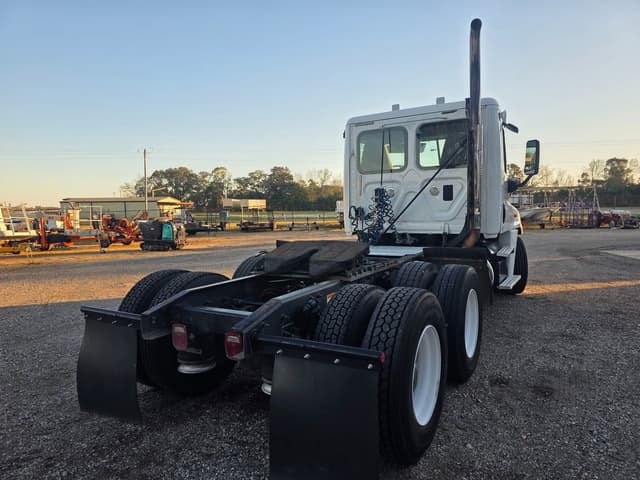 Image of Freightliner Cascadia equipment image 4