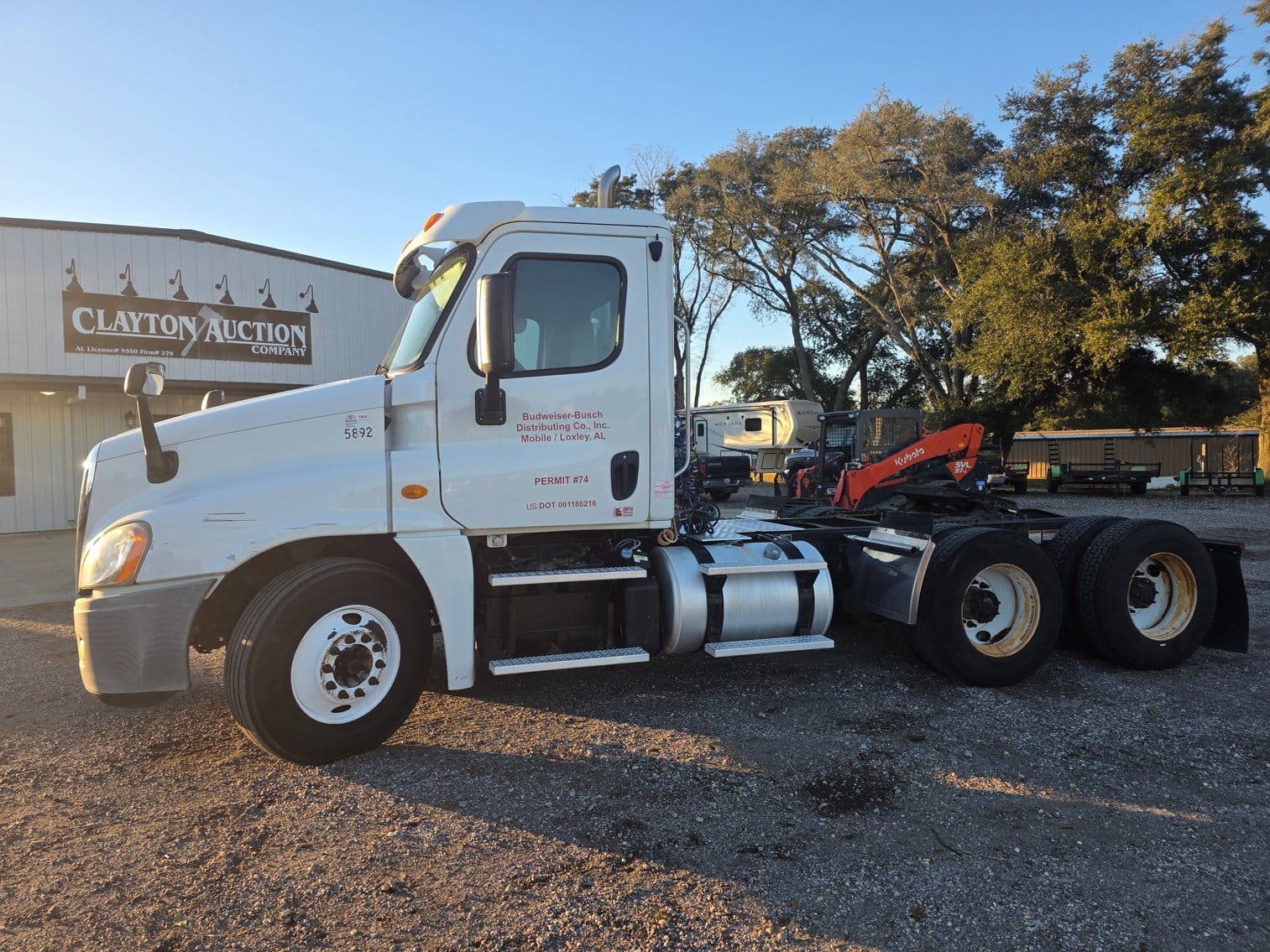 2013 Freightliner Cascadia Equipment Image0