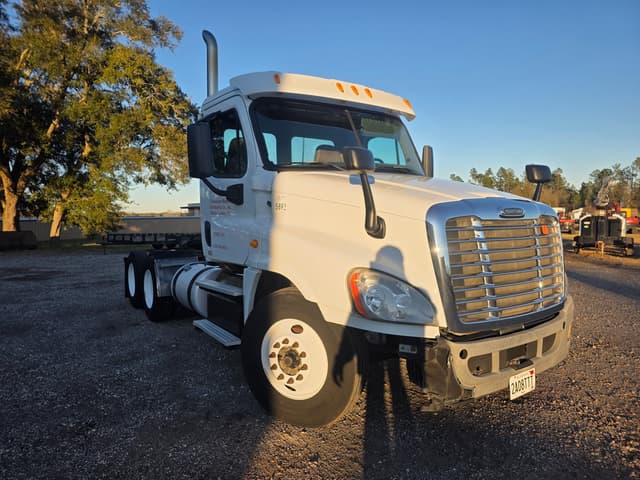 Image of Freightliner Cascadia equipment image 2