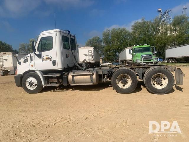 Image of Freightliner Cascadia equipment image 2