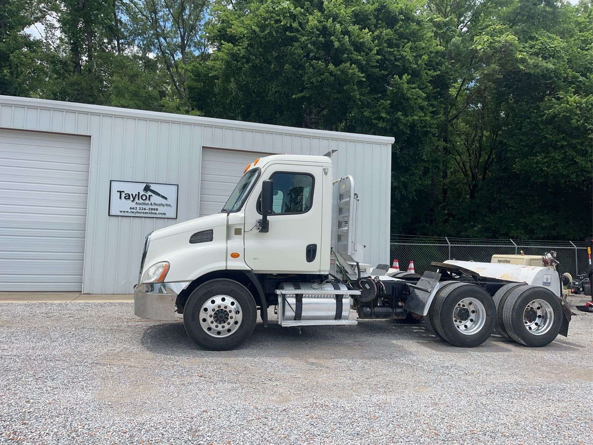 2013 Freightliner Cascadia Equipment Image0