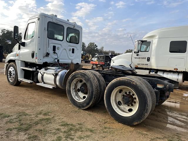 Image of Freightliner Cascadia equipment image 1