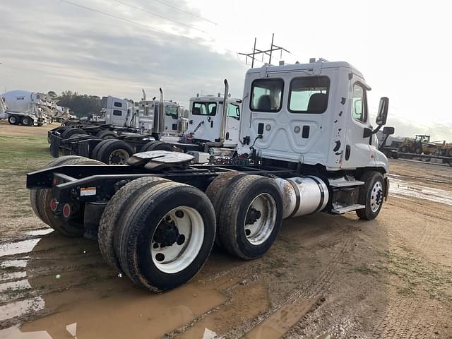 Image of Freightliner Cascadia equipment image 2