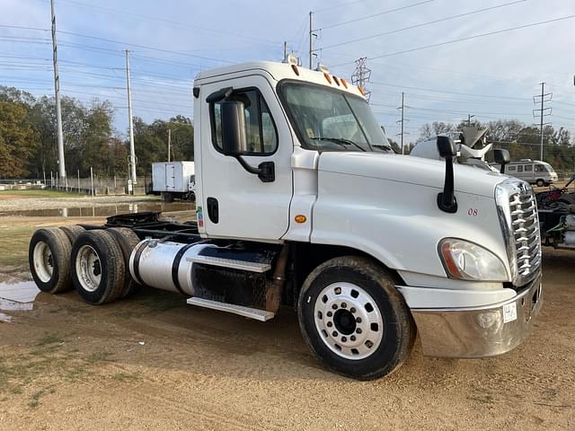 Image of Freightliner Cascadia equipment image 3