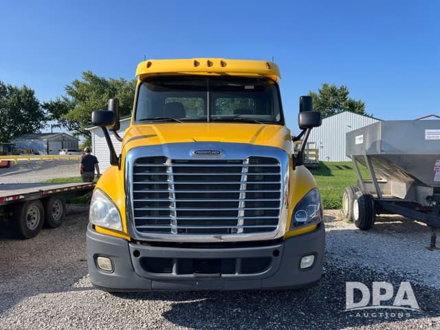 Image of Freightliner Cascadia equipment image 2
