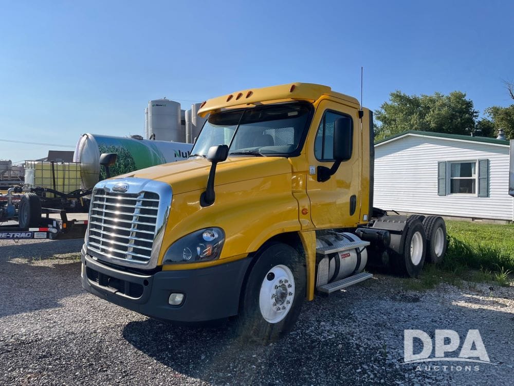 2013 Freightliner Cascadia Equipment Image0