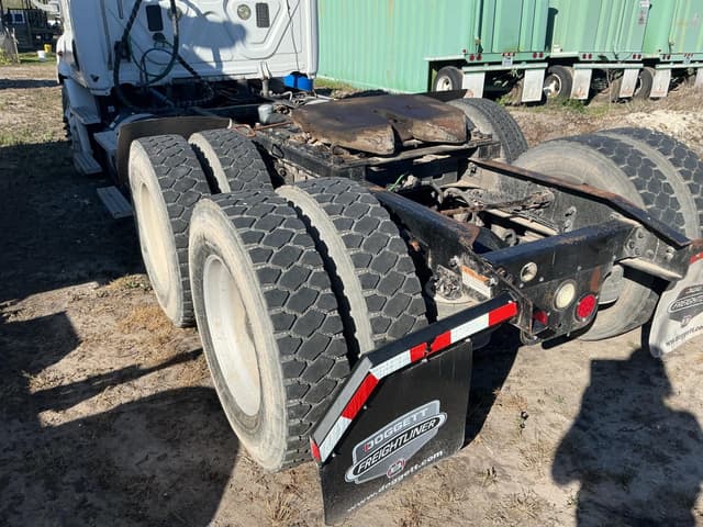 Image of Freightliner Cascadia equipment image 2