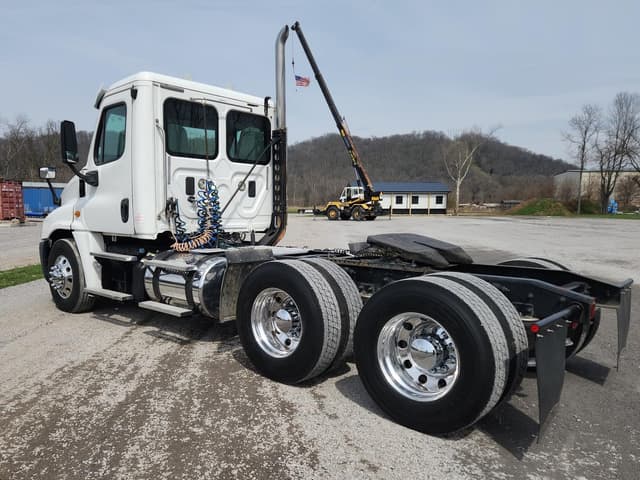 Image of Freightliner Cascadia equipment image 2