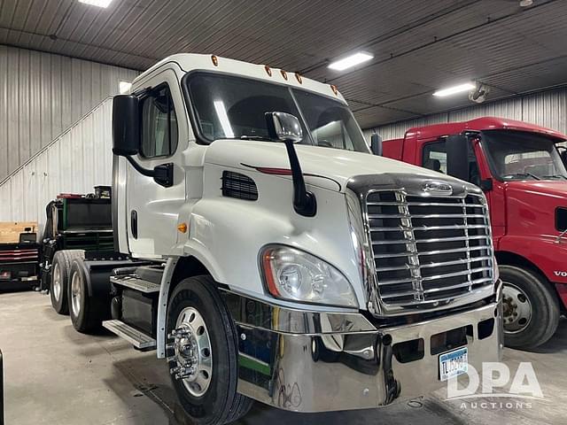 Image of Freightliner Cascadia equipment image 2