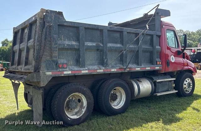 Image of Freightliner Cascadia equipment image 4