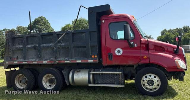 Image of Freightliner Cascadia equipment image 3